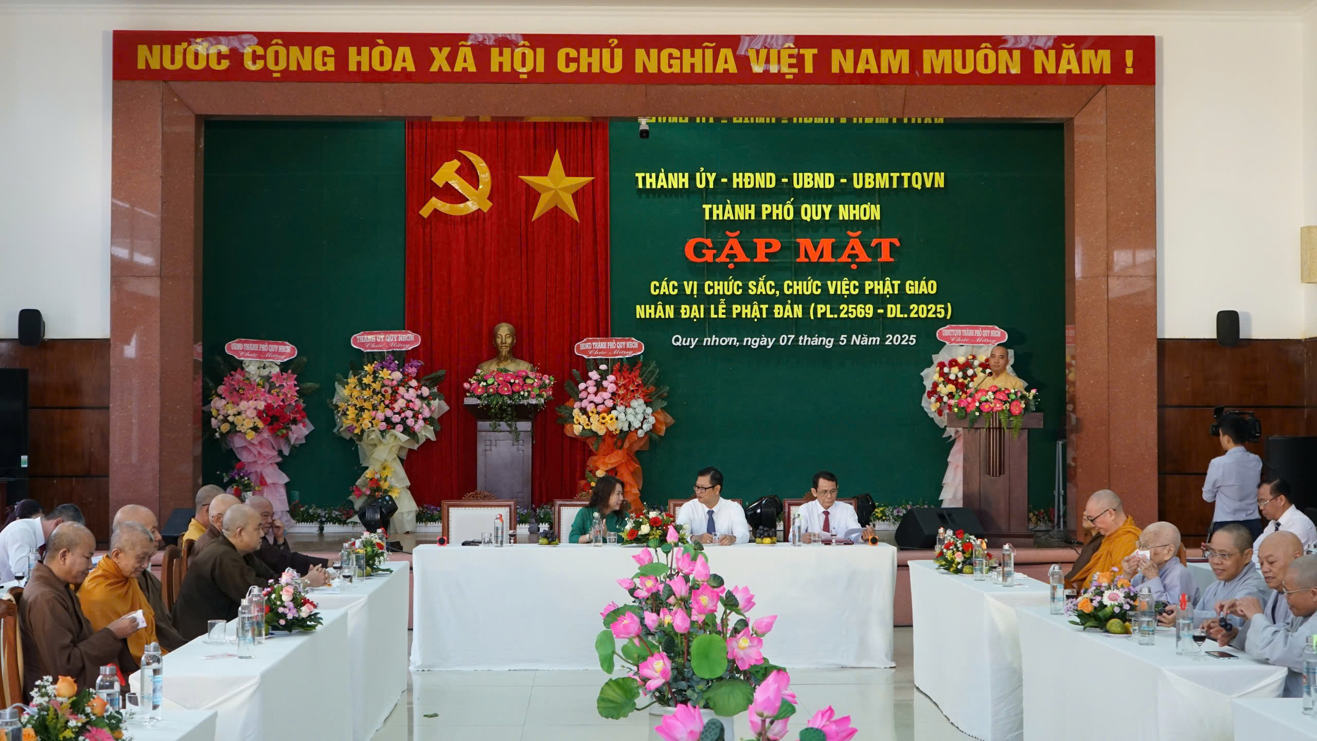 Lãnh đạo thành phố Quy Nhơn gặp mặt chư Tôn đức Tăng Ni trú trì các tự viện nhân dịp Đại lễ Phật đản PL.2569 - DL.2025.